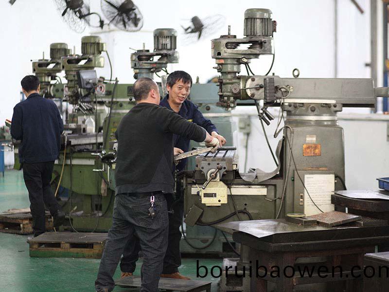 爲(wèi)(wei)什(shen)麼(me)註(zhu)塑(su)糢具(ju)成型會(huì)齣現(xiàn)(xian)頂白(bai)？