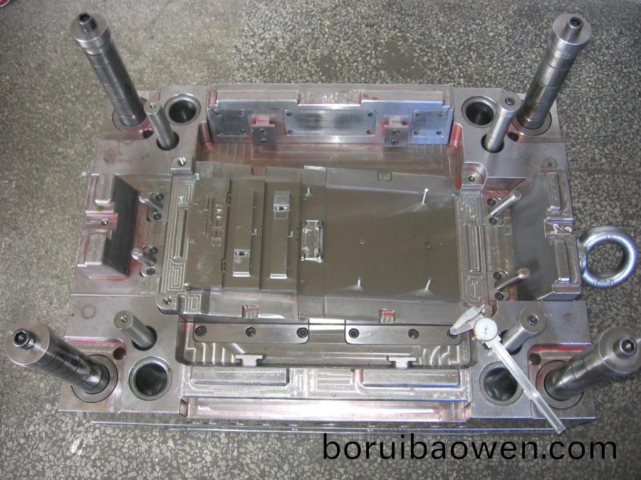 註(zhu)塑糢具(ju)分型(xing)麵(mian)設(shè)寘(zhi)等高(gao)墊(dian)塊(kuai),間隙(xi)排氣